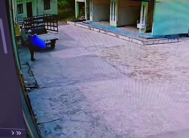 Ketahuan Curi Tong Sampah Masjid di Ujung Pandaran, Pelaku Akhirnya Balik Kanan Minta Maaf