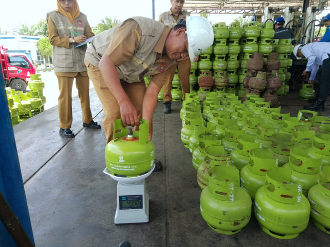 Pastikan Tepat Takaran, Disperindagkop Kobar Awasi Pengisian Elpiji 3 Kg di SPBE