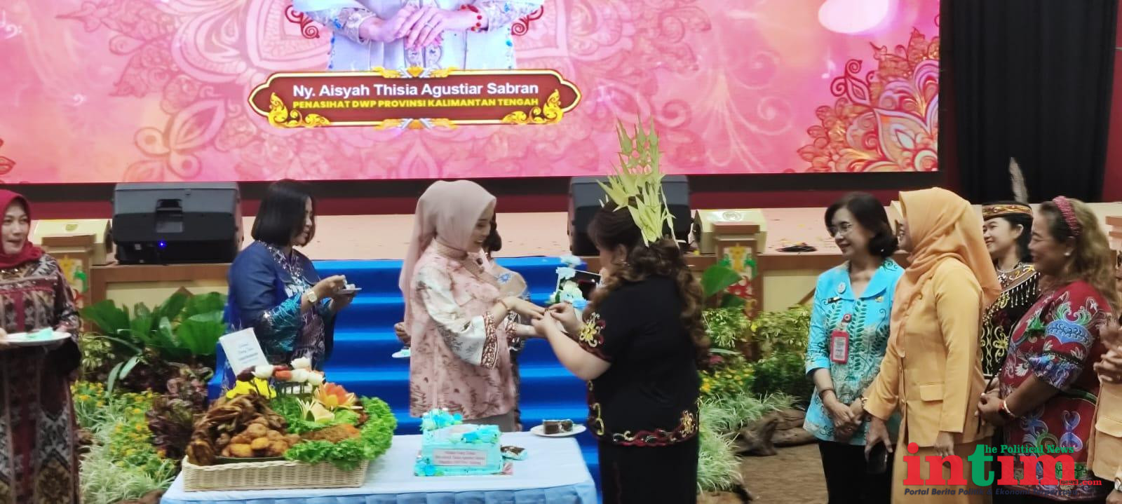 Ulang Tahun ke-26, Thisia Dapat Kejutan dari Plt Ketua DWP Kalteng