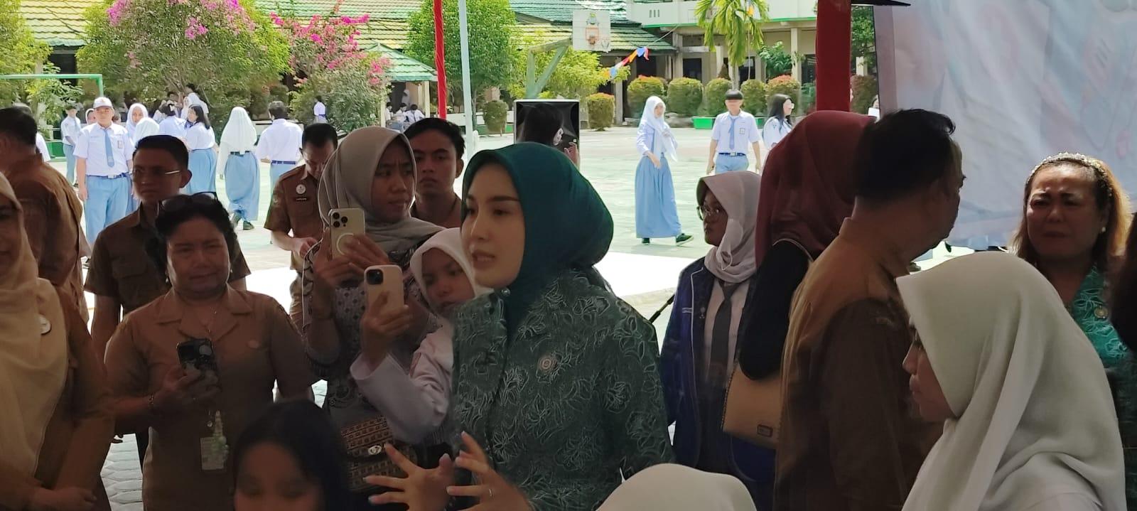 Ketua TP-PKK Kalteng Tinjau CKG dan MBG di SMAN 1 Palangka Raya