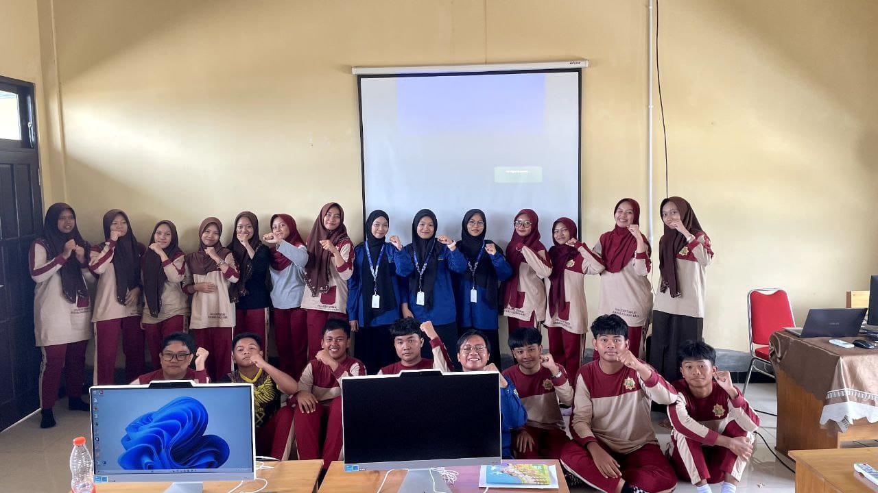 Mahasiswa UIN Palangka Raya Latih Siswa SMAS IT Hasanka Menulis Karya Ilmiah