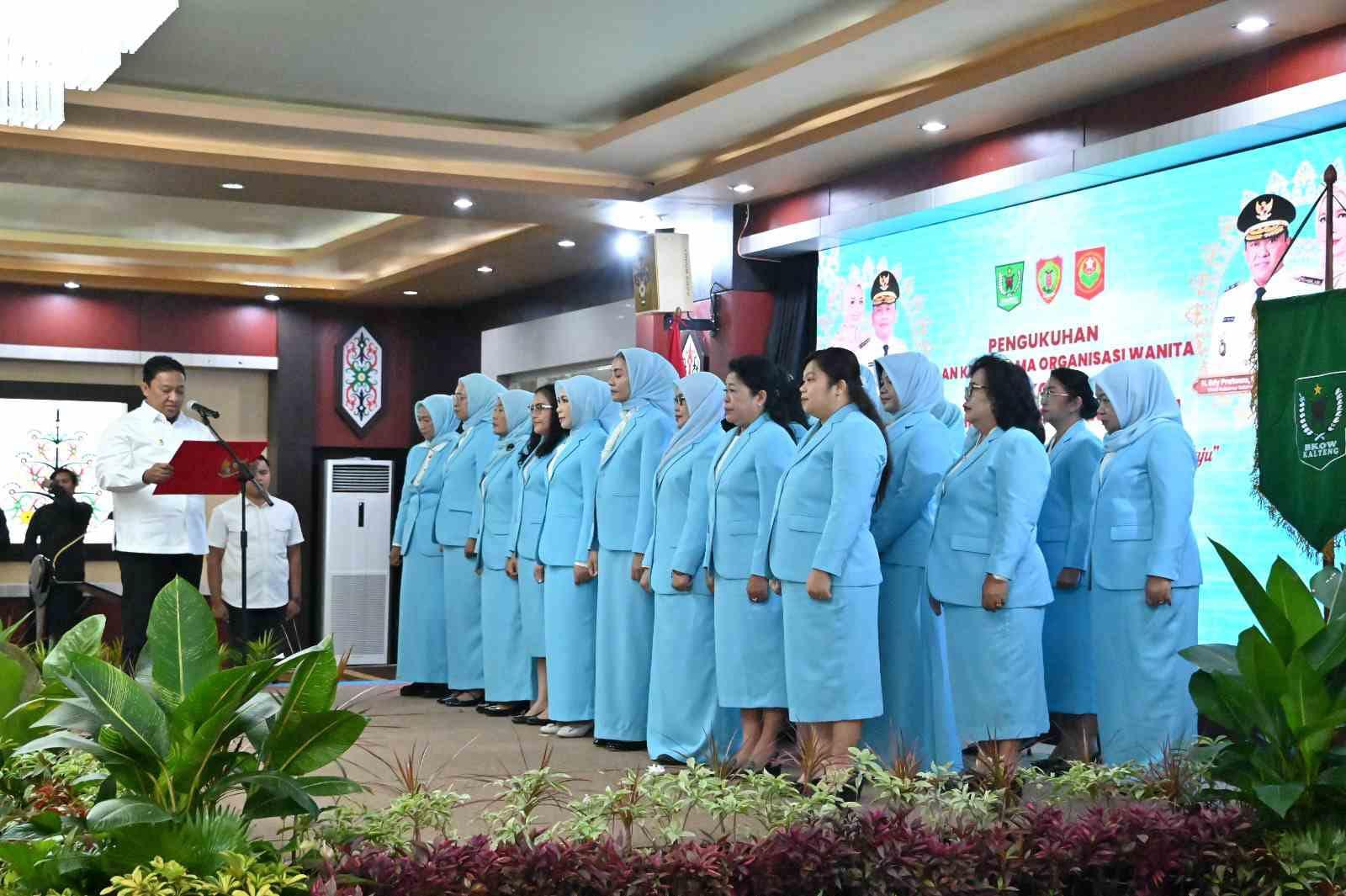 Wagub Kukuhkan Pengurus BKOW, Dorong Perempuan Jadi Motor Pembangunan
