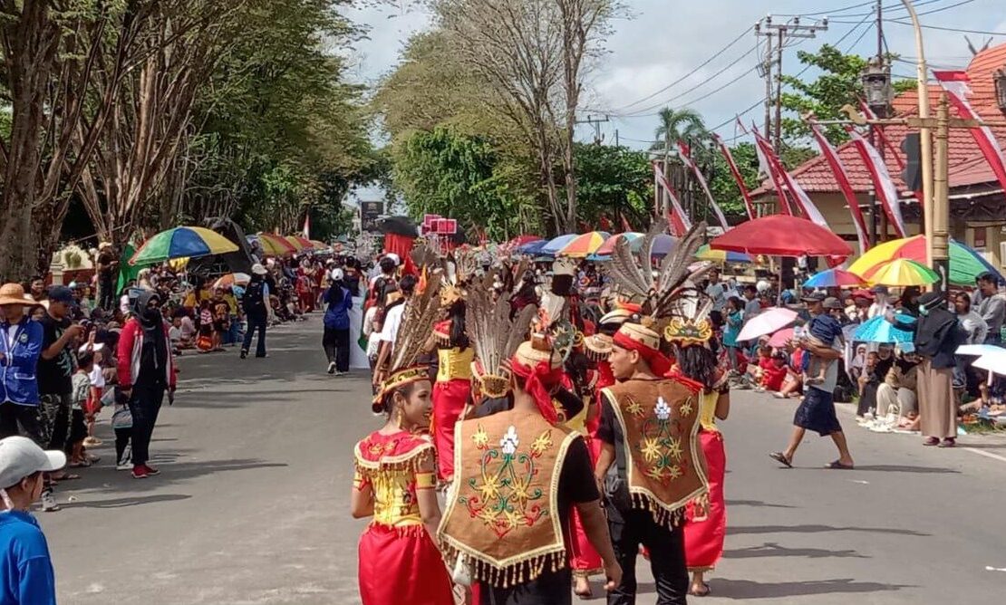 Meriah, Ribuan Warga Kotim Antusias Saksikan Pawai Pembangunan HUT RI