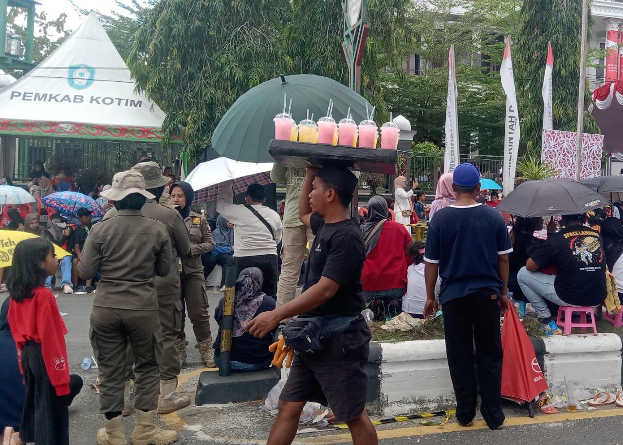 Pawai Pembangunan Kotim Jadi Berkah, Pedagang Es Keliling Raup Untung hingga Jutaan Rupiah