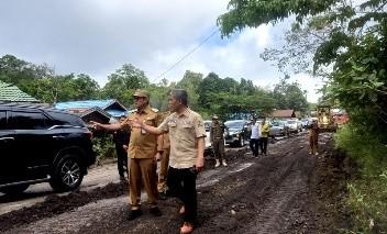 Respons Cepat! Pj Bupati Barut Turun Langsung ke Jalan Rusak KM 28 Sikui