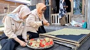 Kembangkan UMKM, Disnaker Barut Tinjau Produksi Kerupuk Bawang Tradisional