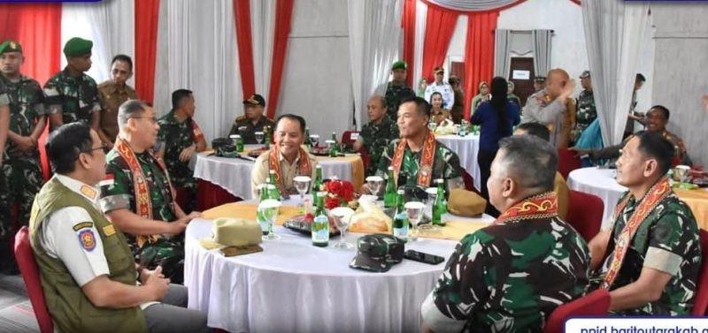Pj Bupati Barito Utara Sambut Hangat Kunjungan Wakasad di Bandara Dirung Lingkin