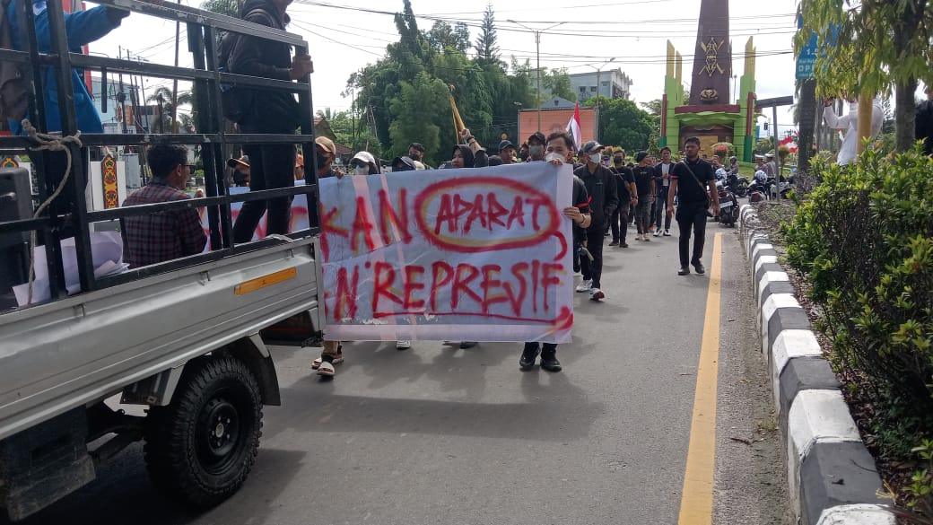 Ratusan Massa Mulai Datangi Gedung DPRD Kotim