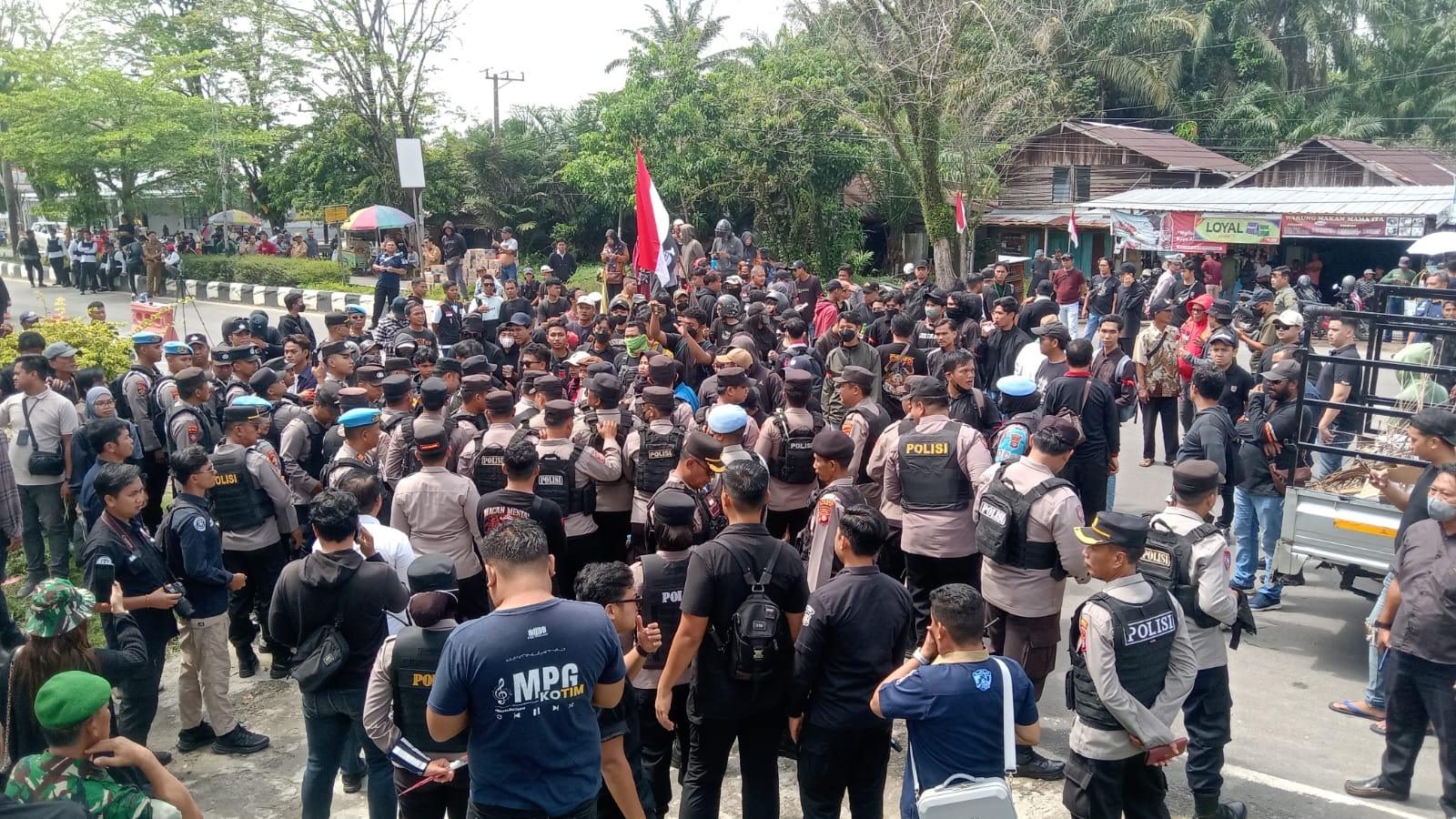 Aksi Massa di DPRD Kotim Memanas, Tolak Bunga Polisi dan Coba Terobos Barikade