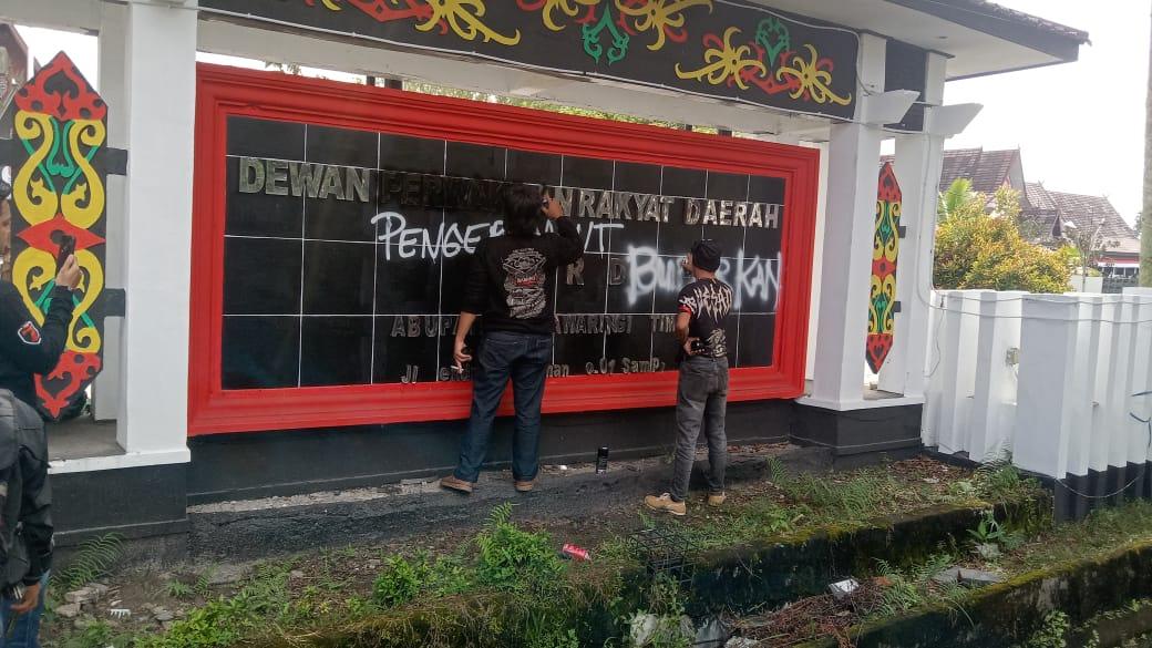 Massa Demo di DPRD Kotim Warnai Tuntutan Pengusutan Kasus Pembunuhan