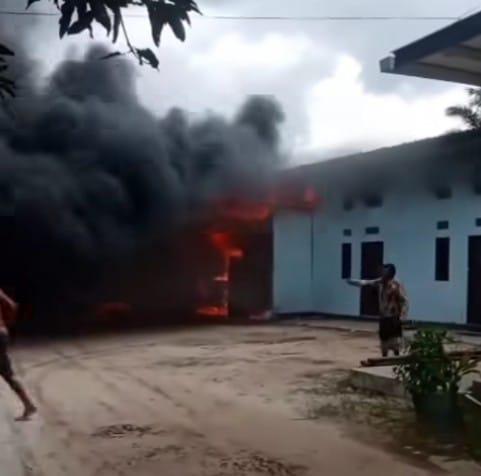 Sebuah Bangunan Milik Warga di Lingkar Luar Terbakar