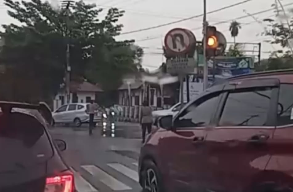 Salut! Polisi dan Polwan Kobar Hujan-hujanan Atur Jalan Saat Lampu Merah Rusak