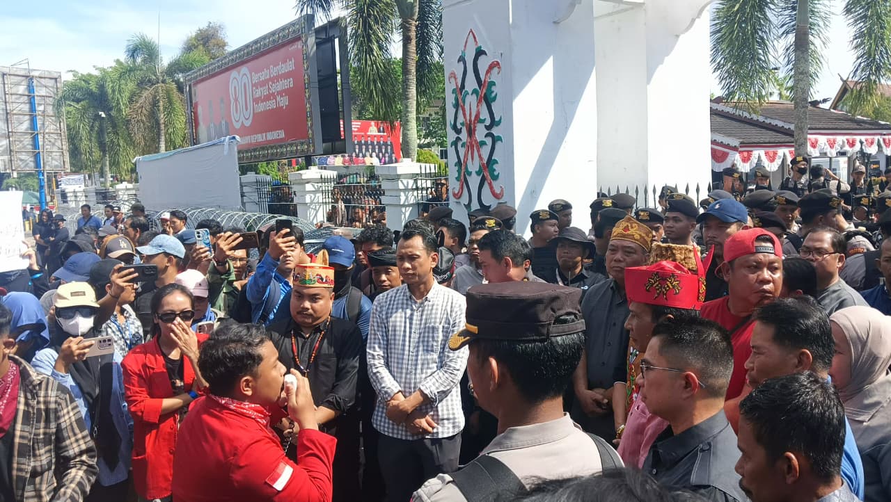 Aksi September Hitam di Palangka Raya, Ratusan Mahasiswa Geruduk DPRD Kalteng
