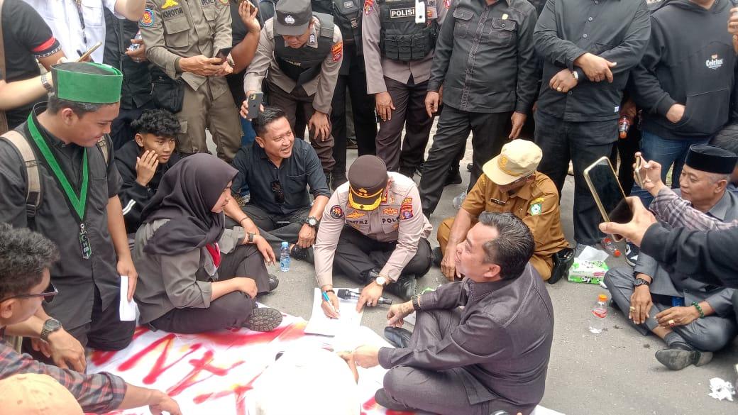 Aksi Demonstrasi di Depan DPRD Kotim Berlangsung Kondusif, Warga Sampaikan Enam Tuntutan