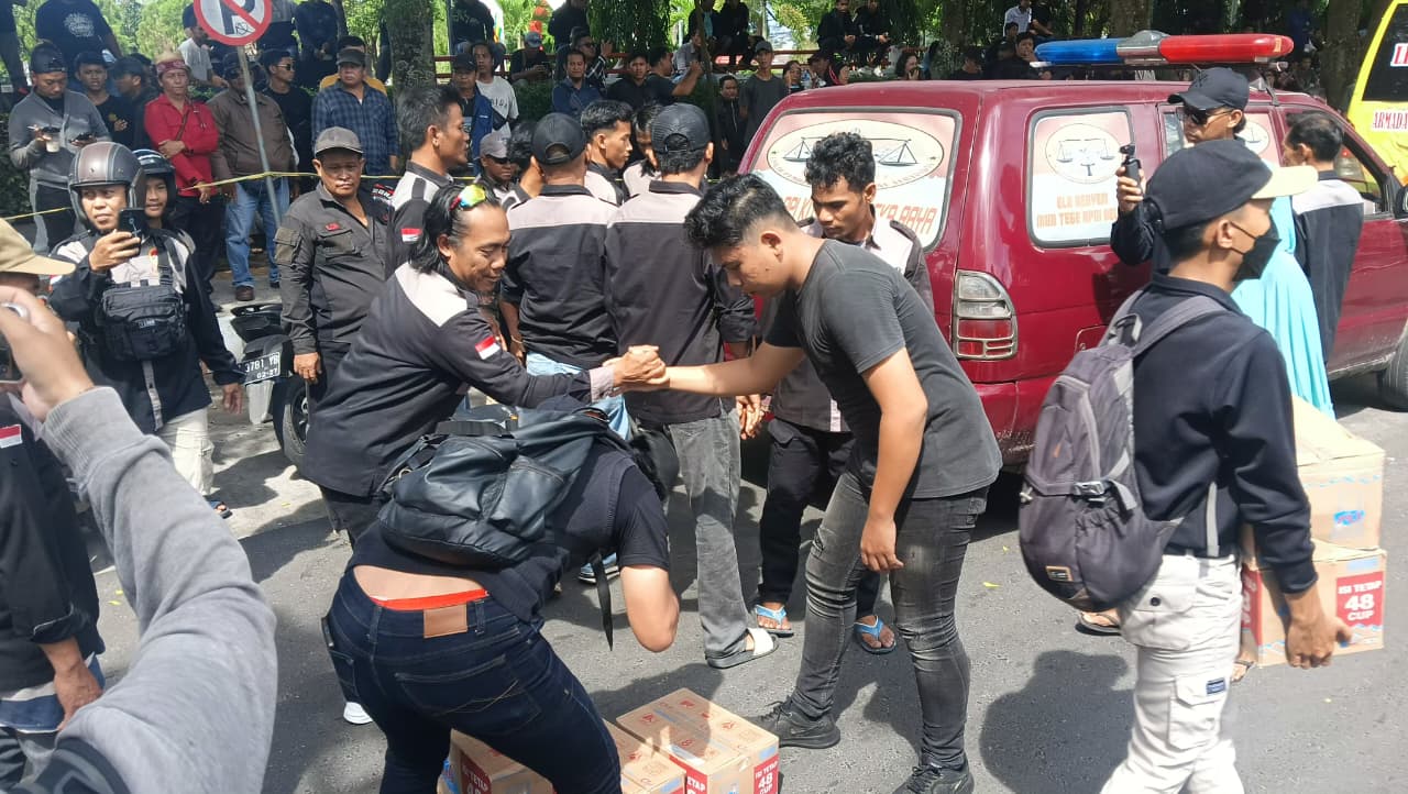 LSM Bagikan Air Minum untuk Massa Aksi di Depan DPRD Kalteng