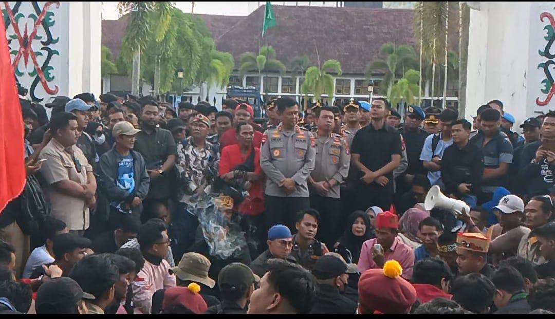 Dialog Terbuka Redam Ketegangan, Unjuk Rasa Mahasiswa di DPRD Kalteng Aman