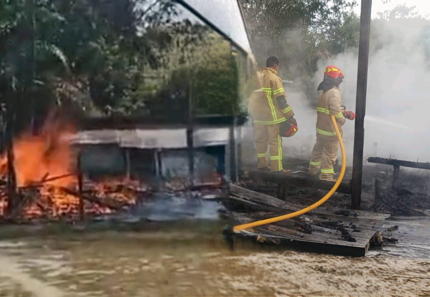 Mencekam! Rumah Kayu di Desa Bogam Ludes Terbakar, Diduga Akibat Korsleting Listrik