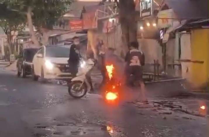 Bikin Heboh, Motor Matik Terbakar di Tengah Jalan S Parman Sampit