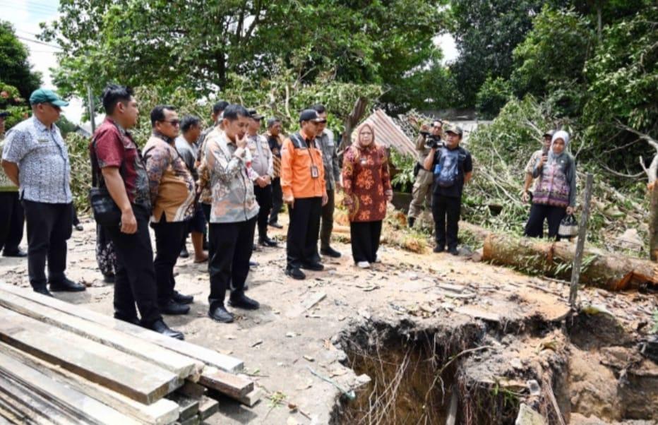 Bupati Kobar Tinjau Lokasi Banjir dan Longsor di Kumai, 60 Rumah Terdampak