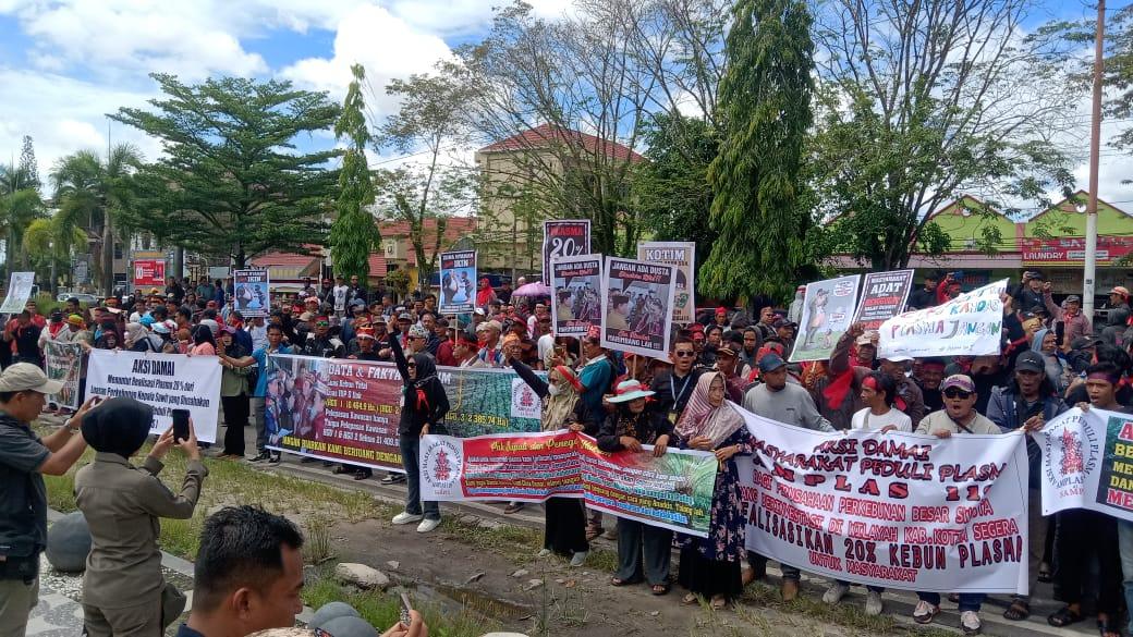 Ratusan Warga Kotim Geruduk Kantor Bupati, Tagih Janji Plasma 20 Persen