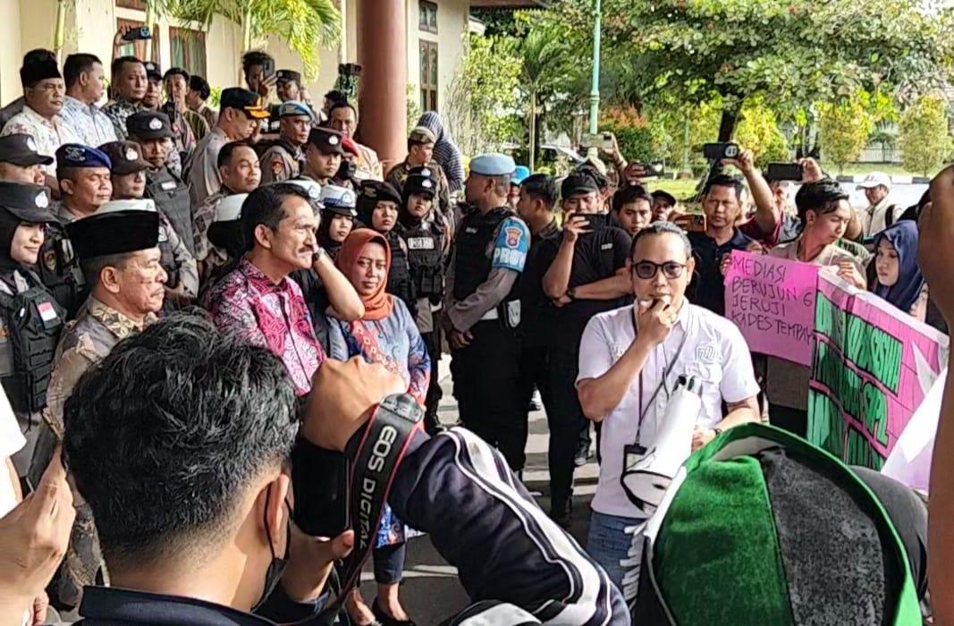 Mahasiswa dan Warga Kobar Kepung DPRD, Protes Kriminalisasi Kades hingga Desak UU Perampasan Aset