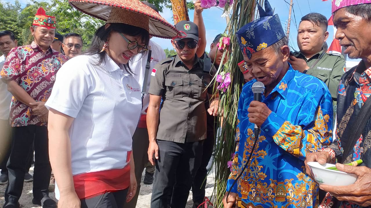 Tinjau Rencana Sekolah Garuda, Wamen Diktisaintek Disambut Adat Dayak Katingan