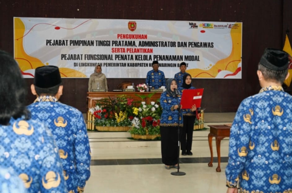 Bupati Kobar Kukuhkan Sejumlah Pejabat, Tekankan Integritas dan Inovasi