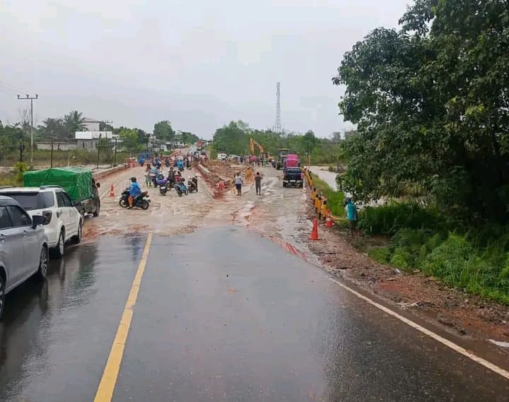 Hujan Deras Bikin Jalan Trans Kalimantan Km 18 Putus, Antrean Kendaraan 5 Km