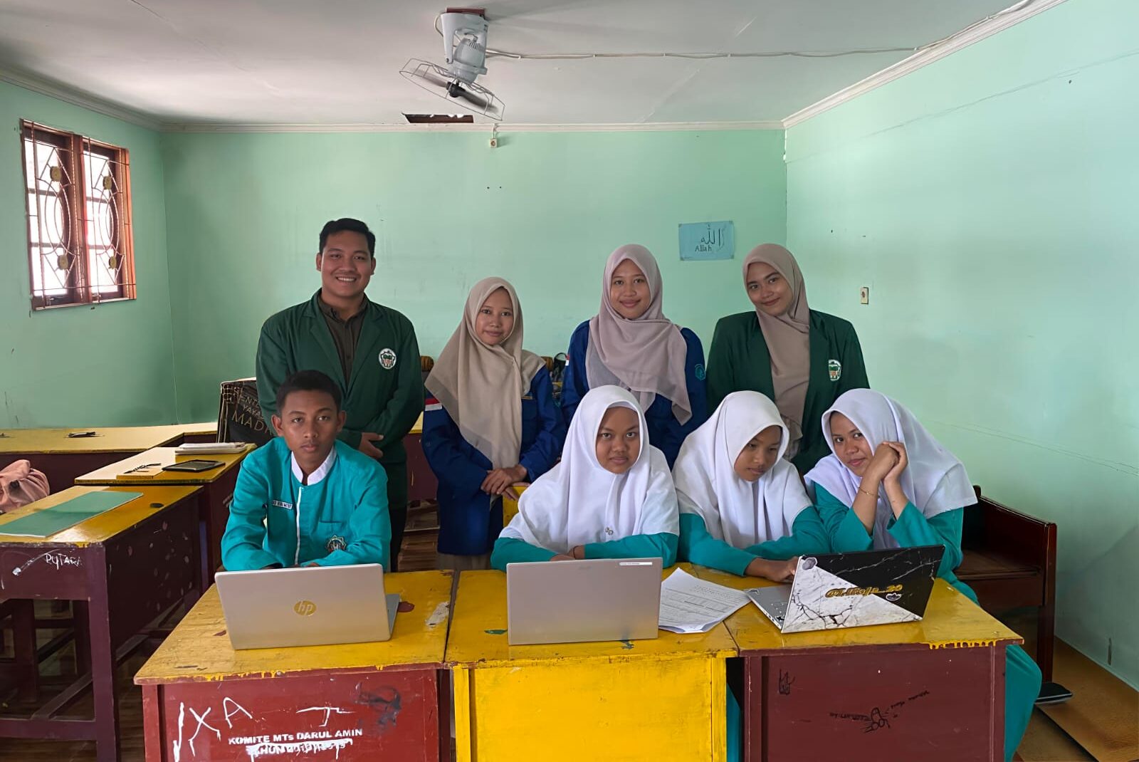 Mahasiswa MBKM UIN Palangka Raya Dampingi Siswa MA Darul Amin Persiapkan OMI 2025