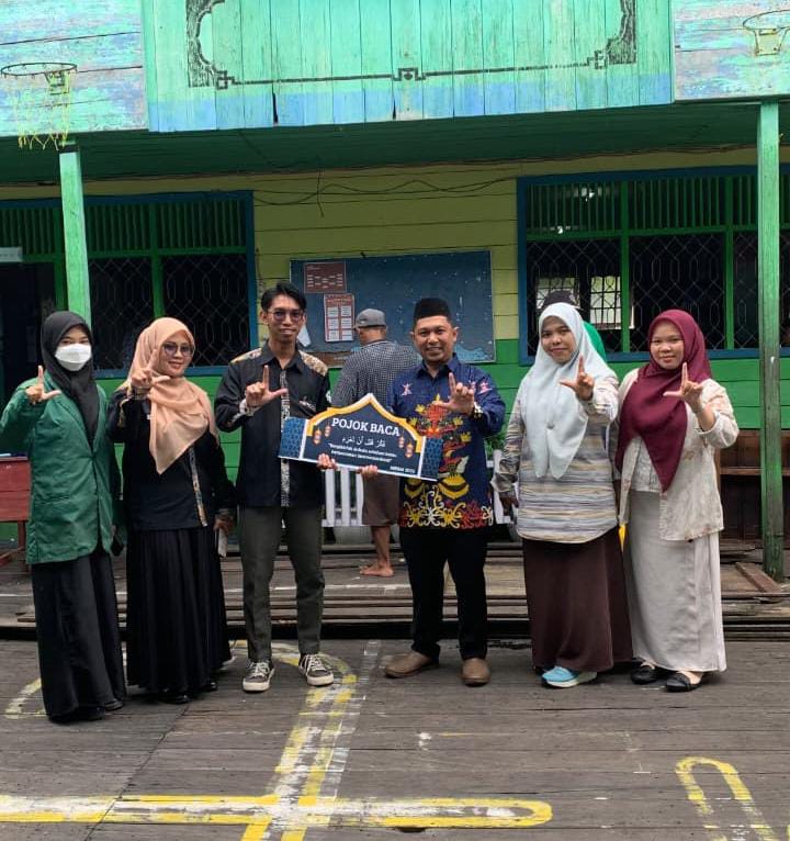 Mahasiswa MBKM UIN Palangka Raya Resmikan Pojok Baca di MA Darul Ulum