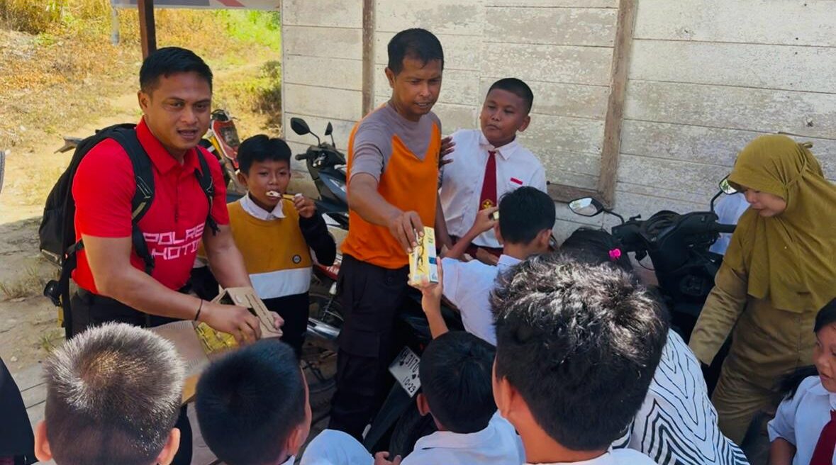 Menuju Indonesia Emas 2045, Kapolsek Mentaya Hulu Bagikan Susu UHT Kepada Pelajar SD