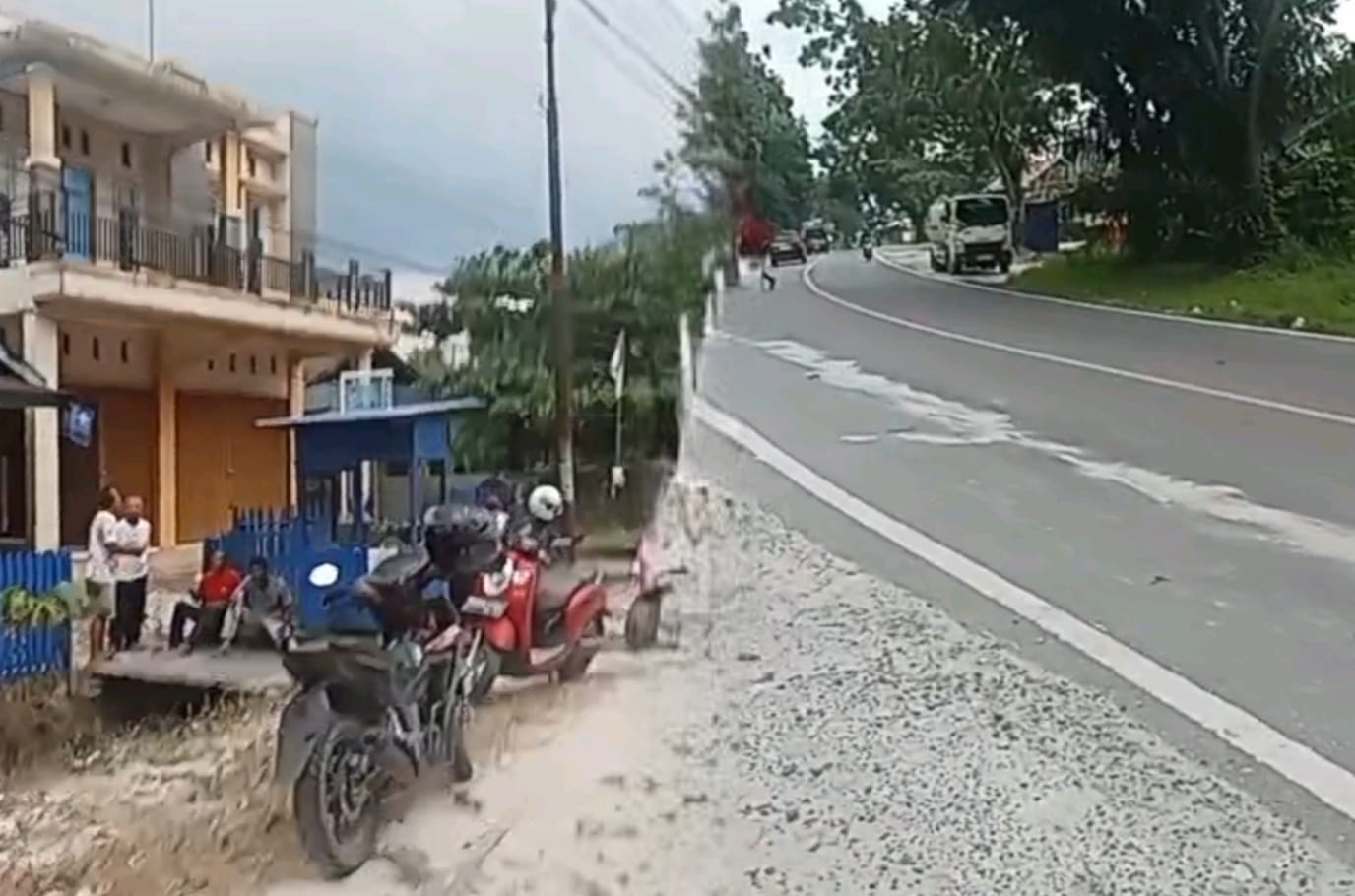 Tumpahan Solar Bikin Panik, Tiga Pengendara Tergelincir di Jalan Ahmad Yani Pangkalan Bun