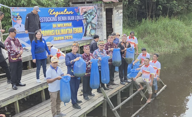 Pemprov Kalteng Tebar 10.000 Benih Ikan di Sungai Sarapat untuk Pulihkan Ekosistem