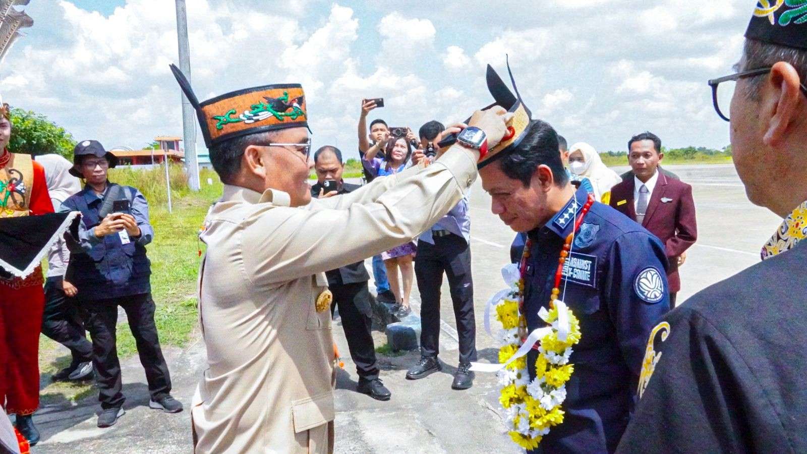 Gubernur Kalteng Sambut Menteri Lingkungan Hidup dengan Prosesi Adat Dayak