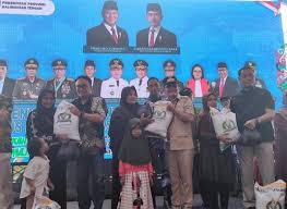 Gubernur Agustiar Luncurkan Pasar Murah dan Serahkan Bantuan Pangan Presiden untuk Masyarakat Kalteng