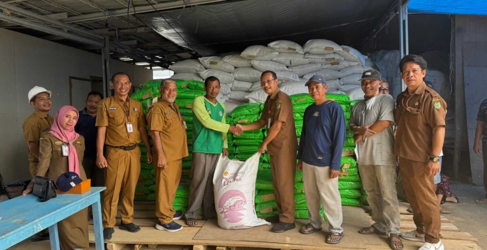 Tekan Harga Ikan di Pasaran, Barito Utara Bagikan 68 Ton Pakan untuk Pembudidaya