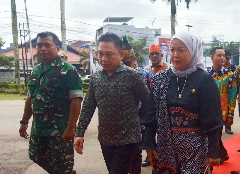 Plt Camat Gunung Purei Serahkan Anyaman Rotan, DPRD Puji Inisiatif Kreatif