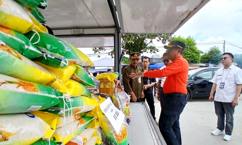 Pj Bupati Tinjau Penyaluran Beras Murah