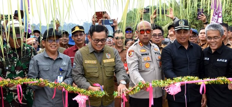 Indra Gunawan Resmikan Jembatan di Desa Jamut dan Tawan Jaya