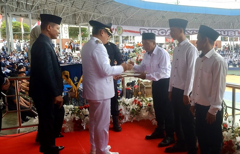 Indra Gunawan Beri Remisi Simbolis di Lapas Barut
