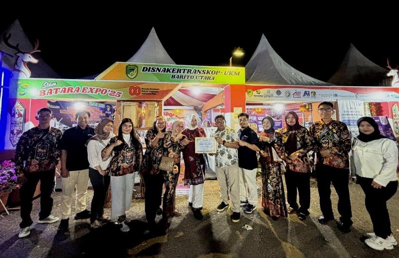 Disnakertranskop UKM Barito Utara Terima Penghargaan Stand Terbaik Batara Expo 2025