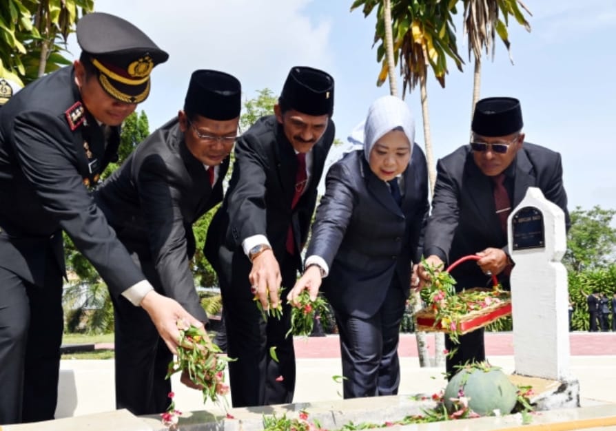 Ziarah Hari Pahlawan di Kobar, Bupati Nurhidayah: Perjuangan Mereka Tak Boleh Dilupakan