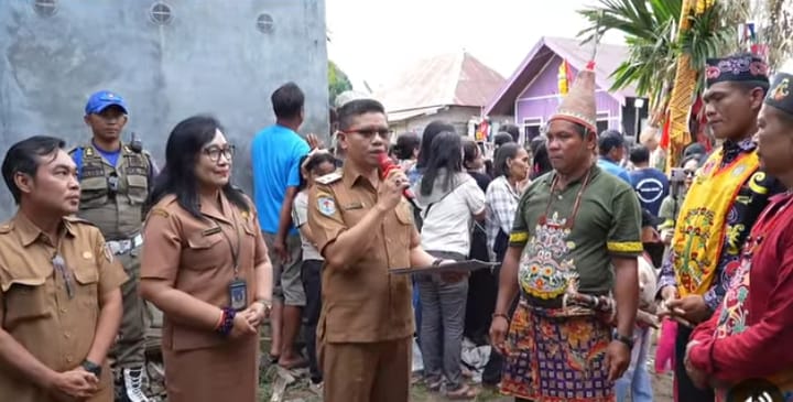 Wabup Firdaus Serahkan Hibah Rp 48 Juta untuk Panitia Tiwah di Tewang Kadamba