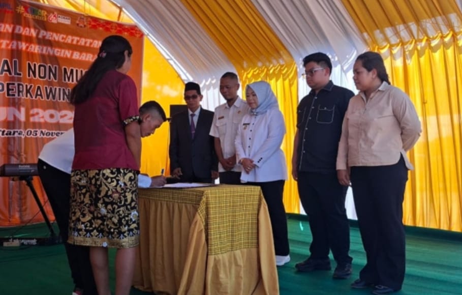 51 Pasangan di Arut Utara Ikuti Nikah Massal, Bupati Pastikan Hak Sipil Warga Terpenuhi