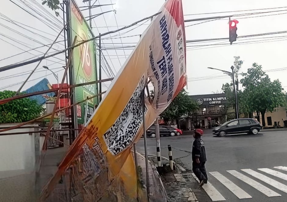 Diterpa Hujan Angin, Baliho Pajak Dekat Bank Kalteng Roboh dan Bikin Warga Panik