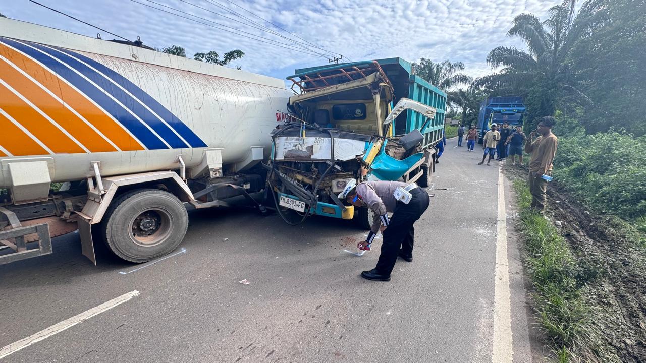 Dua Truk Bertabrakan di Sampit, Satu Pengemudi Alami Cedera