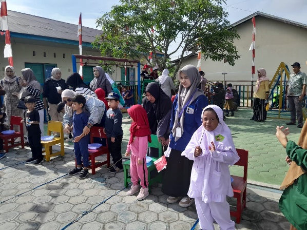 Mahasiswa MBKM Bantu Sukeskan Lomba HUT RI di RA Annisa 2 Palangka Raya