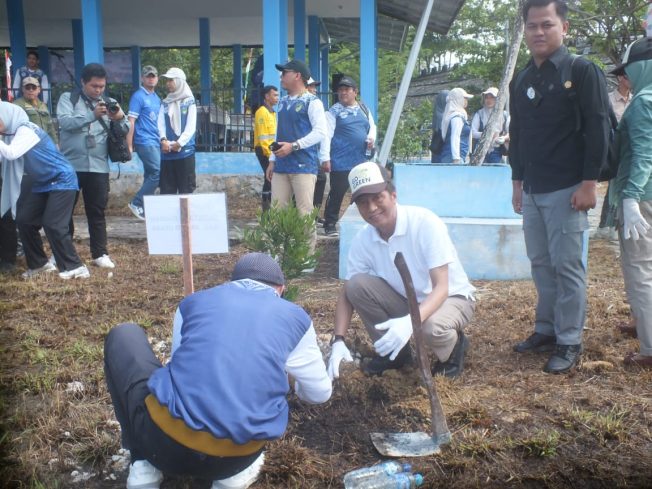 Hari Menanam Pohon Indonesia, DLH Barito Utara Lakukan Penghijauan di Trahean