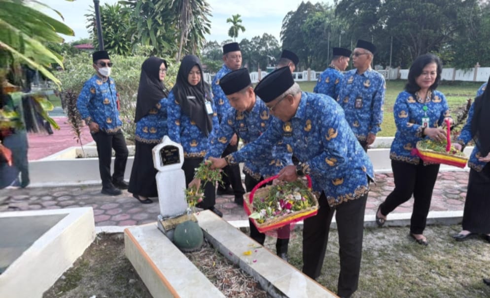 Wakil Bupati Suyanto Pimpin Ziarah Makam Pahlawan, ASN Kobar Kenang Jasa Para Pahlawan di HUT ke-54 KORPRI