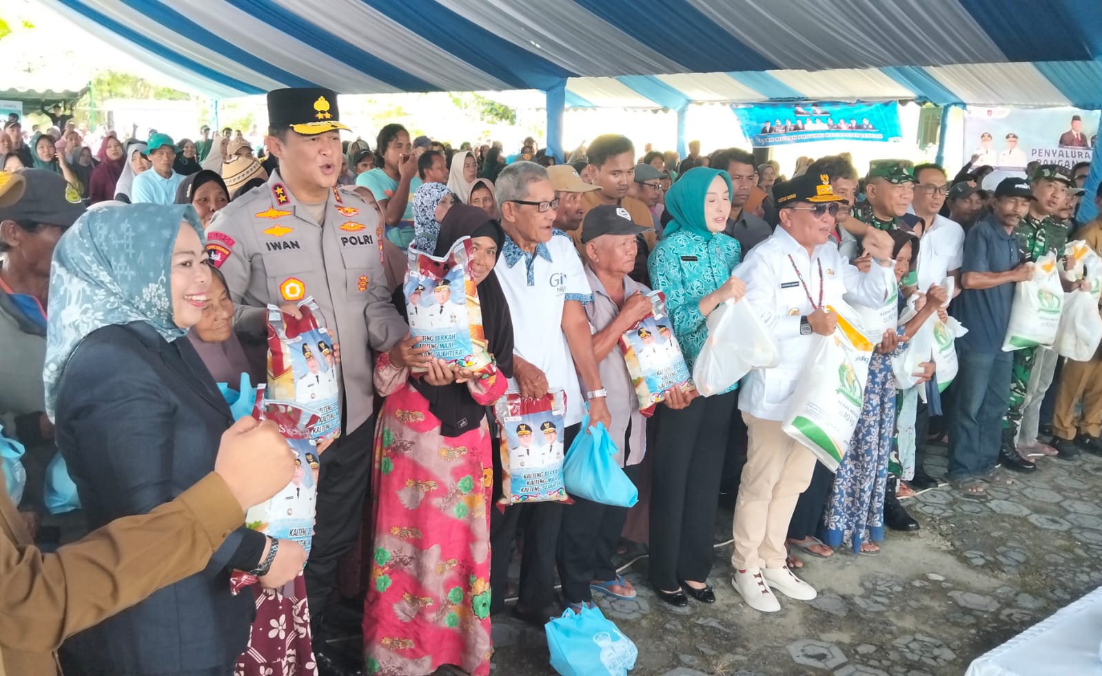 Gubernur Agustiar Sabran Gratiskan 14 Ribu Paket Sembako untuk Warga Kobar, Bupati Nurhidayah Sampaikan Apresiasi